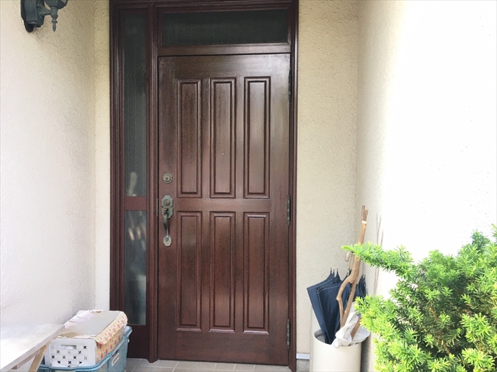 多摩市聖ヶ丘にてポアステインを使用して玄関ドアの塗装を行いました